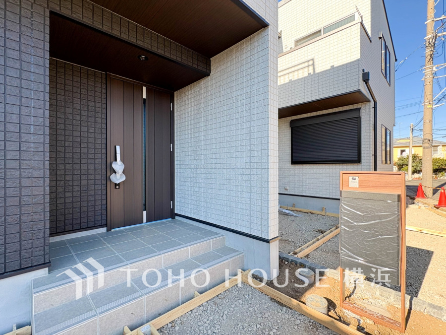 洗練されたデザインの玄関が、ご家族やお客様を温かくお迎えします。明るい光が差し込む、清潔感あふれる住まいの顔です。