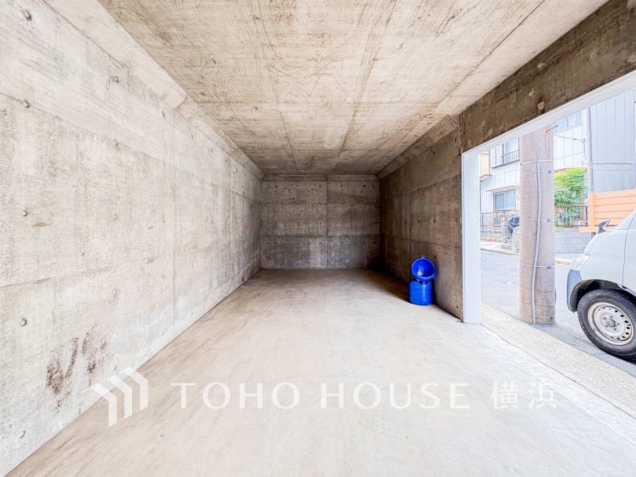 ゆったりとした駐車スペースを確保いたしましたので、大きめのお車でも駐車可能です。自転車やバイクなど、ゆとりのある敷地で置き場所に困ることはないでしょう。