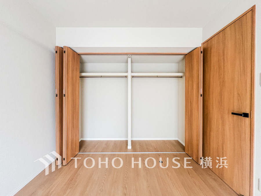 たっぷりの収納を備えた洋室。プライベートな自分時間を快適に過ごせるお部屋です。
