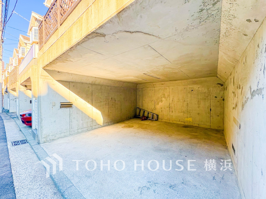 ゆったりとした駐車スペースを確保いたしましたので、大きめのお車でも駐車可能です。自転車やバイクなど、ゆとりのある敷地で置き場所に困ることはないでしょう。