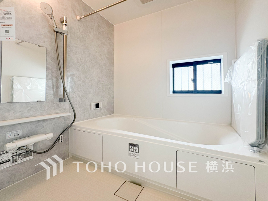 1日の疲れを癒すバスルームは、心地よいリラックスを叶える清潔感溢れる美しい空間です。心からゆったりと寛いでいただけるよう、ゆとりのスペースを確保してます。