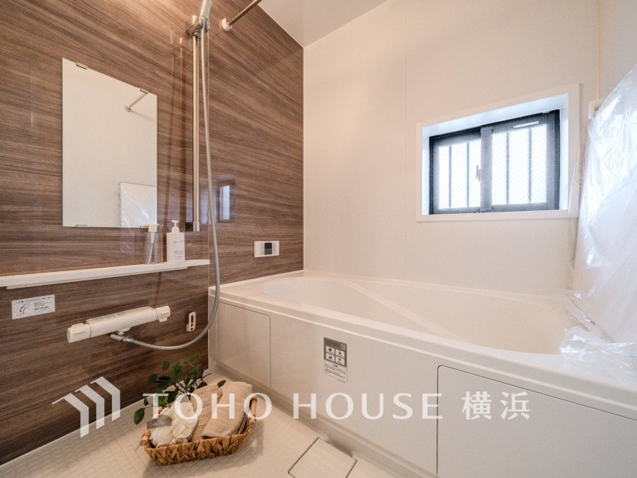 上質が感じられる質感とカラーリングで、清潔な空間美を実現。一日の疲れが癒される優雅なバスタイムを堪能できるゆとりあるバスルームです。