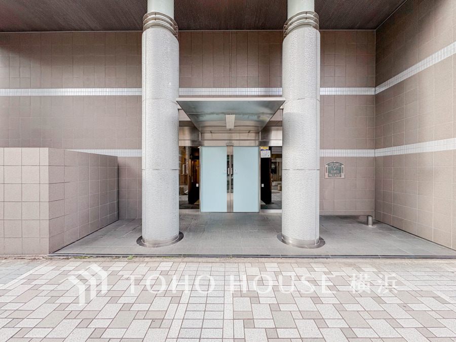 エントランスは毎日の行き帰りで使う大事な空間です。明るい基調で華やかなデザインなので、毎日も気持ちよく、またご友人なども素敵に迎え入れられます。