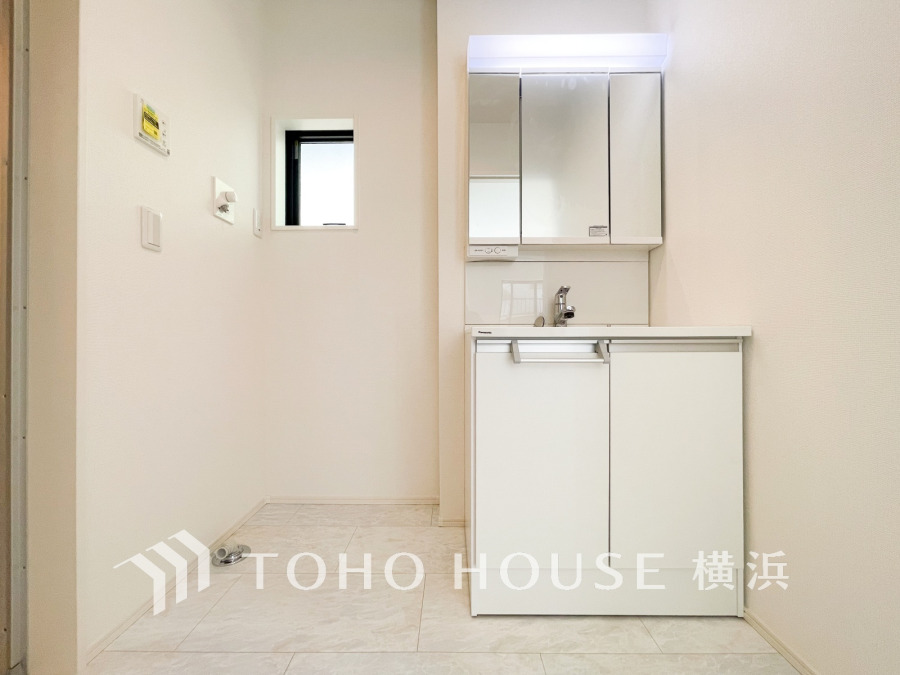 十分な大きさの洗面台は、身だしなみチェックや歯磨きなど、朝の慌ただしい時間でも余裕とゆとりを感じて頂けます。