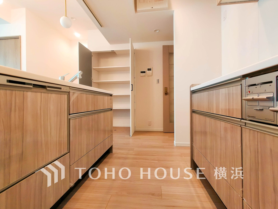 キッチンは食洗機・浄水器付き。美しさと機能性が一つになったキッチンです。
