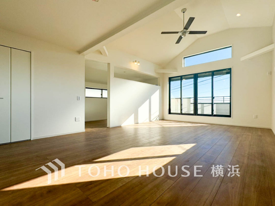 大きな窓から自然光がたっぷり入る、開放感あふれる広々リビング。木目調フローリングが温かみを演出します。