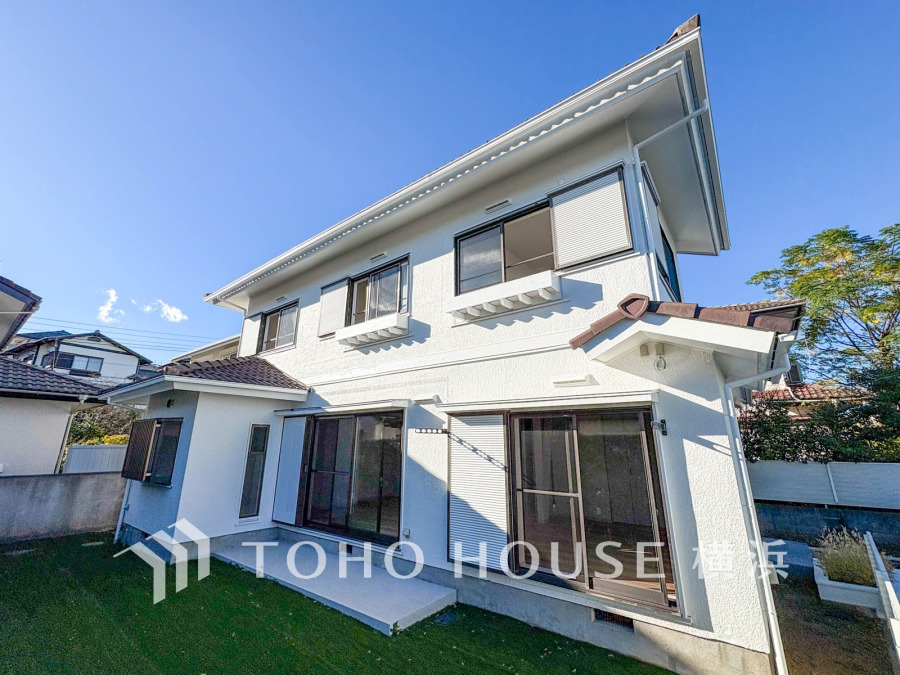 陽当たり良好な広い庭付きの二階建て住宅。閑静な住宅街に位置し、快適な暮らしを実現します。