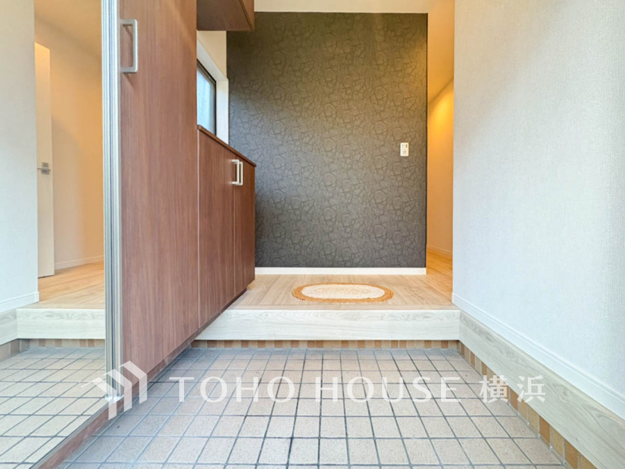 清潔感溢れる玄関がお出迎えする本邸宅の物語は、ここから始まる日常を期待させます。この場所には「希望」と「優越」で包み込んでくれる「特別」な空間があります。
