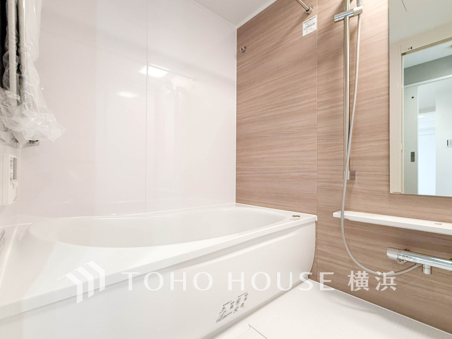 上質が感じられる質感とカラーリングで、清潔な空間美を実現。一日の疲れが癒される優雅なバスタイムを堪能できるゆとりあるバスルームです。