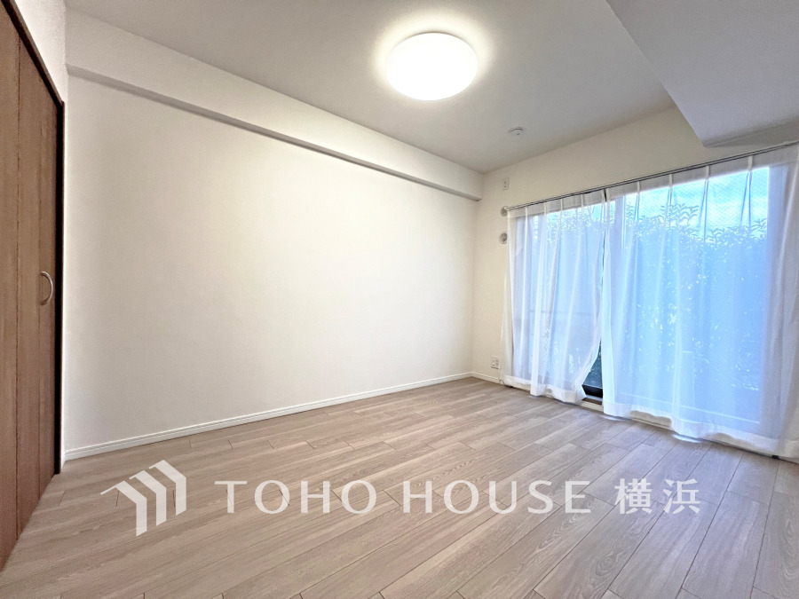 バルコニーに面した明るい洋室。穏やかな陽射しが、ゆったりとした寛ぎの時間を包みます。
