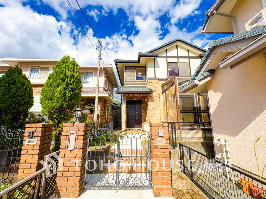 落ち着いた青葉区の街並みに溶け込む上質な佇まい