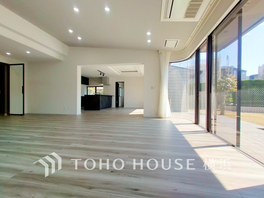 広く取られた南窓からたっぷりと光が入る明るい空間。