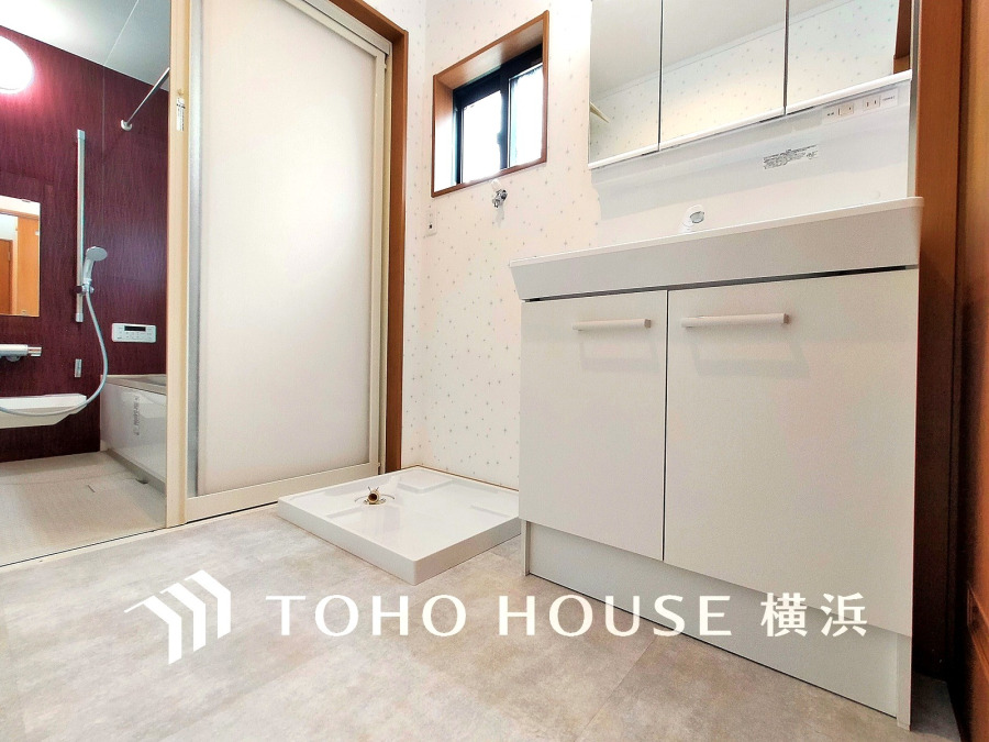 十分な大きさの洗面台は、身だしなみチェックや歯磨きなど、朝の慌ただしい時間でも余裕とゆとりを感じて頂けます。