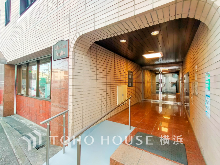 落ち着いたタイル張りのエントランスはバリアフリー対応で、安心して出入りできる快適な動線です。