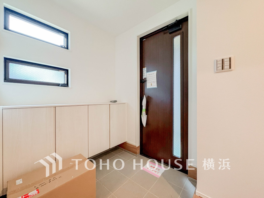 お客様をお迎えする玄関は落ち着いた雰囲気。居住者の帰り、訪れる方を優しく迎え、やすらぎに満ちた生活空間を予感させます。