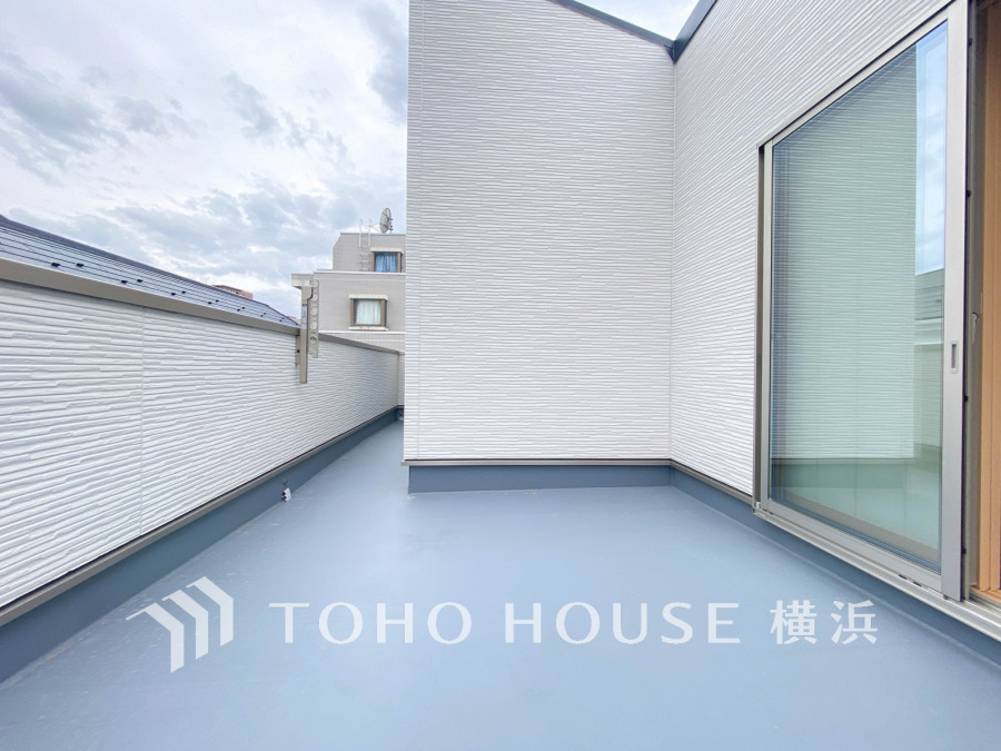 2部屋にまたがる広いバルコニーから、暮らしの中での光と風を演出してくれています。見事なまでの開放的な空間をお楽しみください