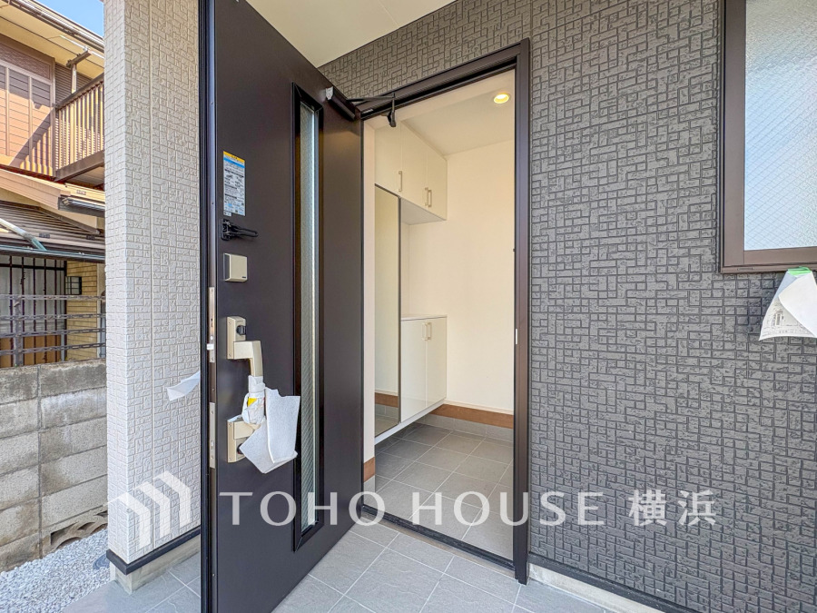 清潔感ある玄関は収納充実で使いやすく、明るい空間が住まいの第一印象を高めます。