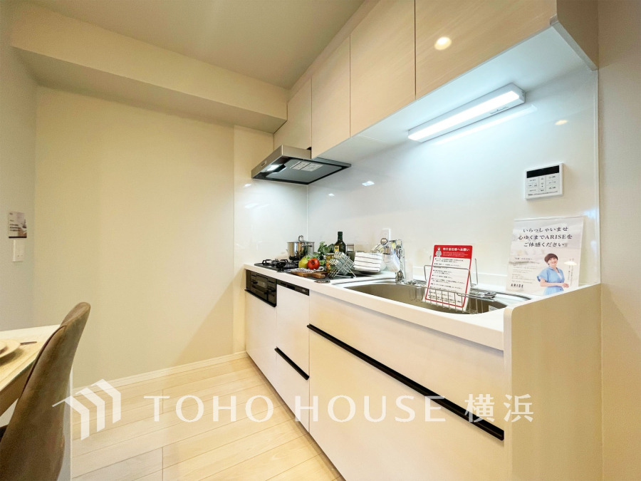 清潔感あふれる白を基調としたキッチンは、収納豊富で使い勝手も良く、快適な料理時間をサポートします。