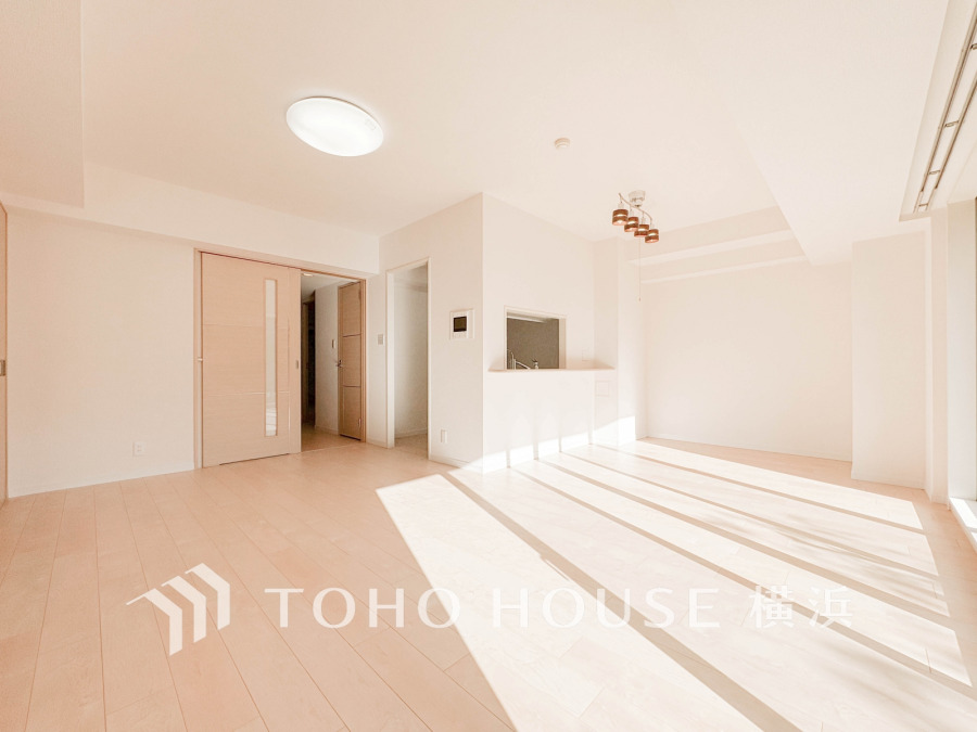 広々としたリビングダイニングは、シックでモダンな内装。落ち着いた雰囲気に包まれて、伸びやかな空間の中で、ゆったりと家族団らんのひとときを過ごせます。