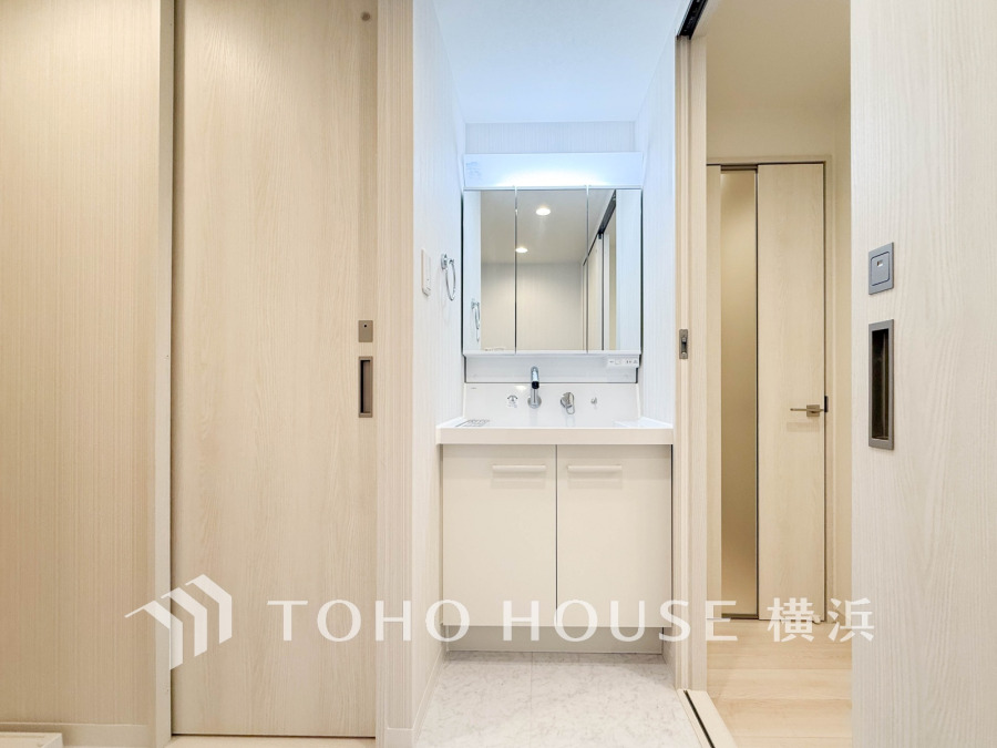 清潔感のあるプライベート空間は、身だしなみチェックや肌のお手入れに最適です。収納もあり、スッキリと見映えの良い空間に拵えました。時間に余裕とゆとりを持たせます。