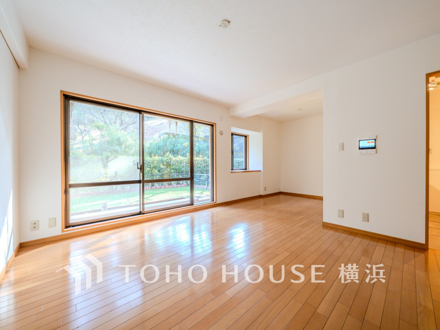 南向きの大きな窓からたっぷりと光が入る明るいLDK空間。緑の見える癒しの空間です。
