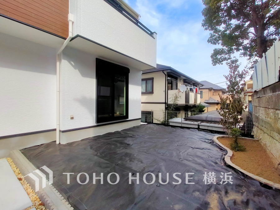 綺麗にデザインされたお洒落なお庭スペース。ガーデニングで色とりどりの草花で飾り、日々の生活の中に癒しをプラスするのもいいですね。広さもあるのでお子様が遊んだり、ペットと戯れたりと楽しい時間に。