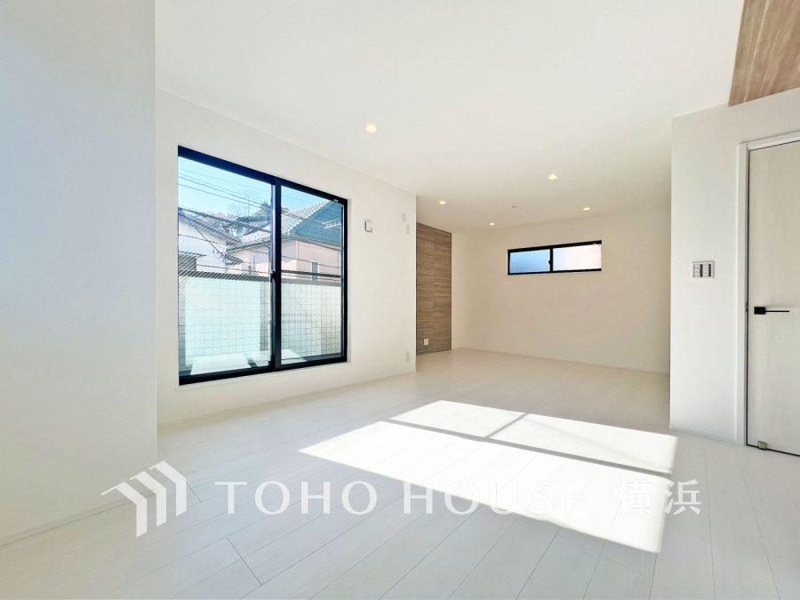 明るく開放的な空間が広がるLDK。室内には豊かな陽光が注ぎ込み、爽やかな住空間を演出。
