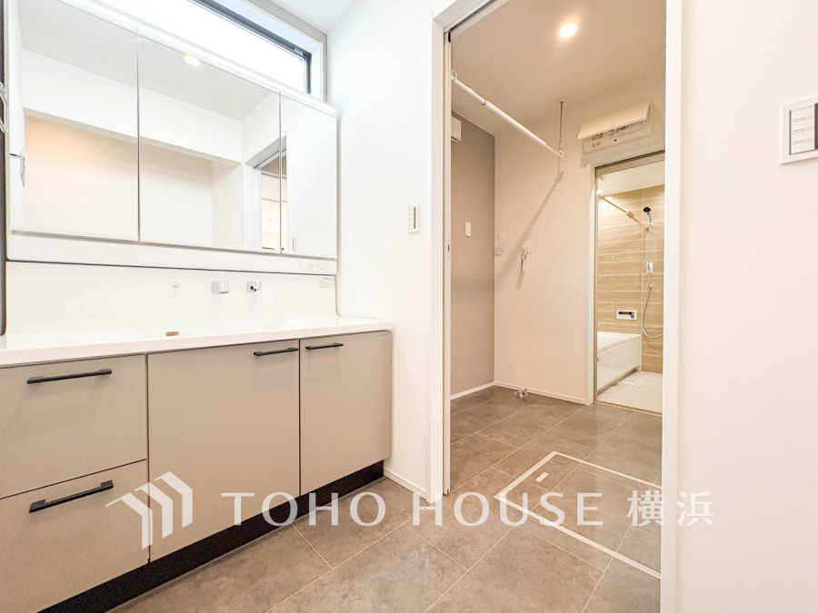 ご家族の1日が始まり、1日の終わりを締めくくる洗面空間。快適に過ごせることはもちろん、気品や優雅さを兼ね備えたパウダールームです。