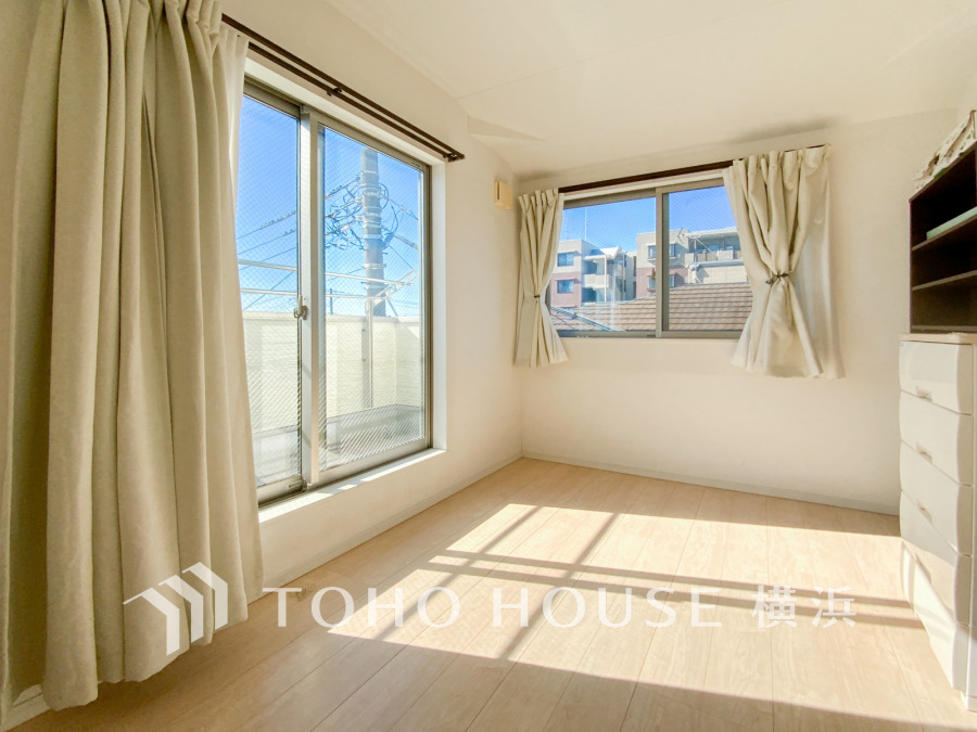 南向きの大きな窓から陽光が差し込む明るい洋室。風通しも良く快適な居住空間です。