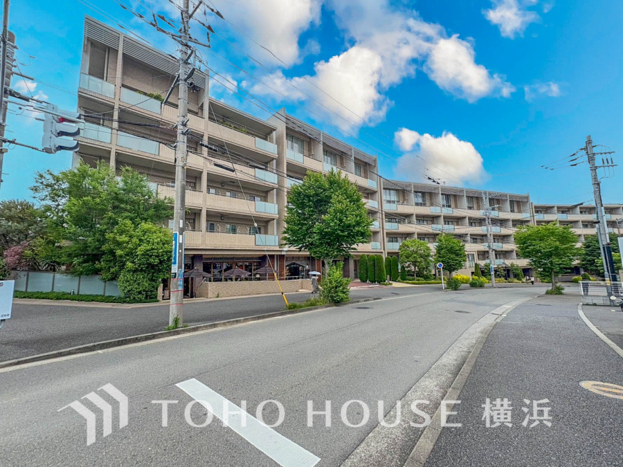穏やかな風と陽光を導き、プライバシーに配慮された設計プランを採用し、居住性を一段と心地よいものにしています。周辺環境とのコラボレーションにより明るく開放的な空間を演出。