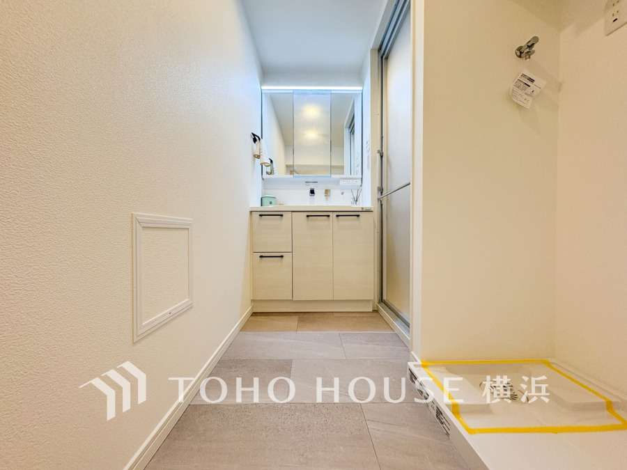 十分な大きさの洗面台は収納もさる事ながら、身だしなみチェックや歯磨きなど、朝の慌ただしい時間でもホテルライクなスペースで余裕とゆとりを感じて頂けます。