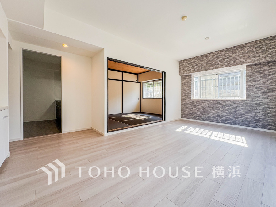 リビングダイニングから和室までが一体となる開放的な大空間。みんなで食事を楽しんだあともそのまま同じ場所でリラックスできます。