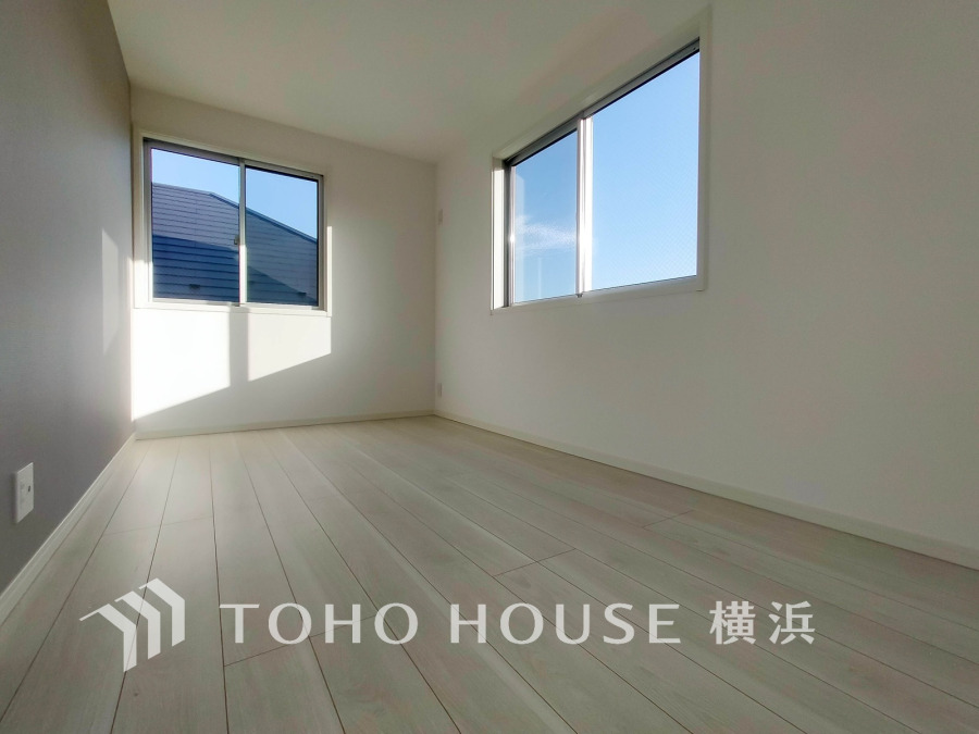 晴天の輝きと共に差し込む暖かな陽射しを愉しむことのできる空間。時には雨音が刻むリズムとハーモニーに耳を澄まし、煌く星空を眺める、そんな日常がここにあります。