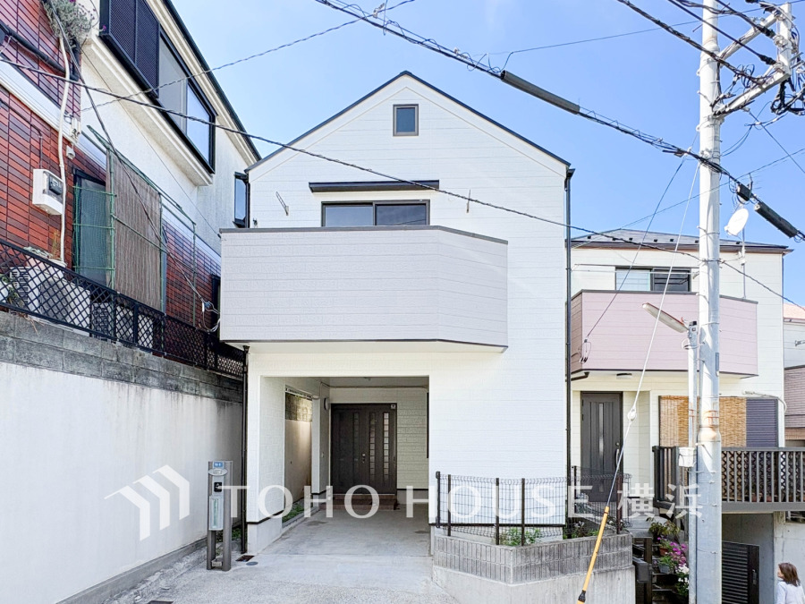 堂々たる趣ながら、主張し過ぎずどこか余裕を感じさせるシャープなフォルムで佇む邸宅は、晴天の空と照らし合わせる事で、本来あるべき完成形の姿を見せてくれます。 