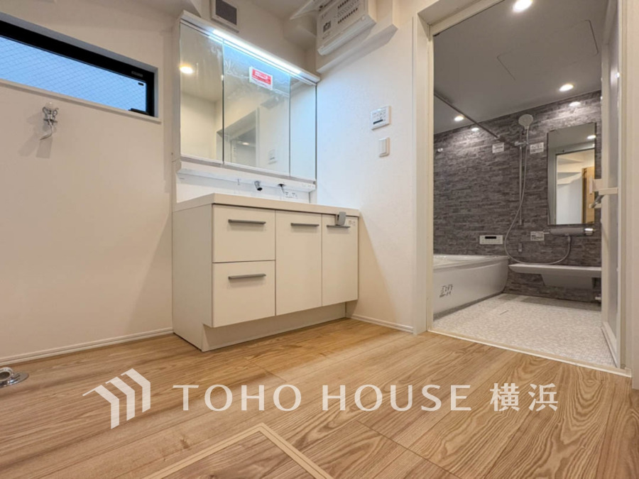 十分な大きさの洗面台は収納もさる事ながら、身だしなみチェックや歯磨きなど、朝の慌ただしい時間でもホテルライクなスペースで余裕とゆとりを感じて頂けます。