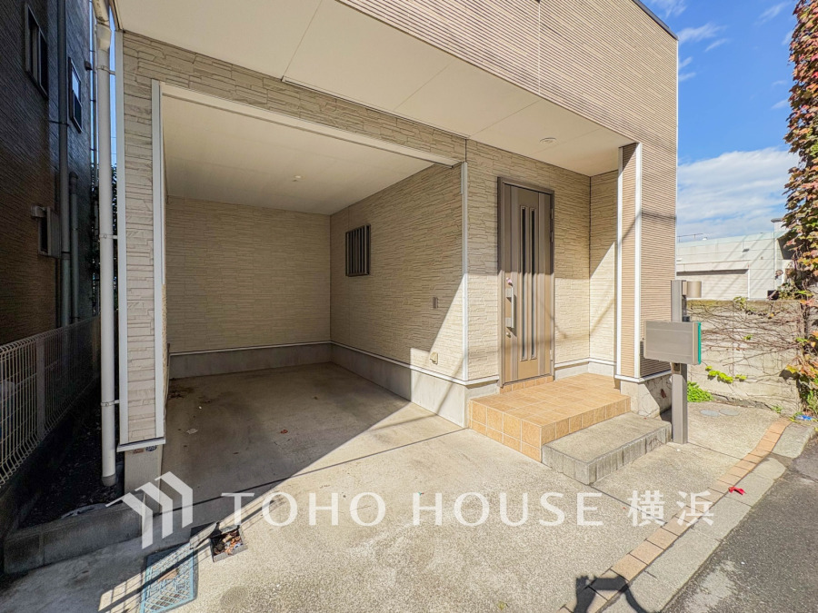 雨風から愛車を守るビルトインカースペース付きのお住まいです。