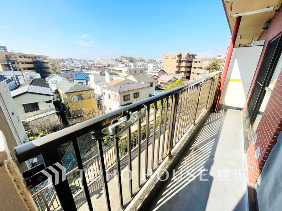 陽光とそよ風に触れることができる南西向きの明るいバルコニー。
