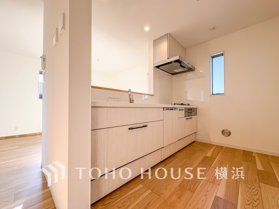 使い勝手の良い設備のキッチンで効率よくお料理もできます。食する料理に家族が舌鼓を打ち自然と笑いが絶えない空気感がそこに広がります。自慢の腕をふるってください。