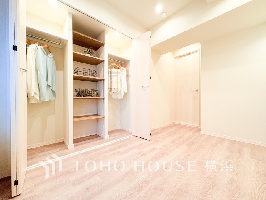 システム収納付きの洋室。自分時間を充実させながら心豊かなひとときを過ごすための大切な空間です。