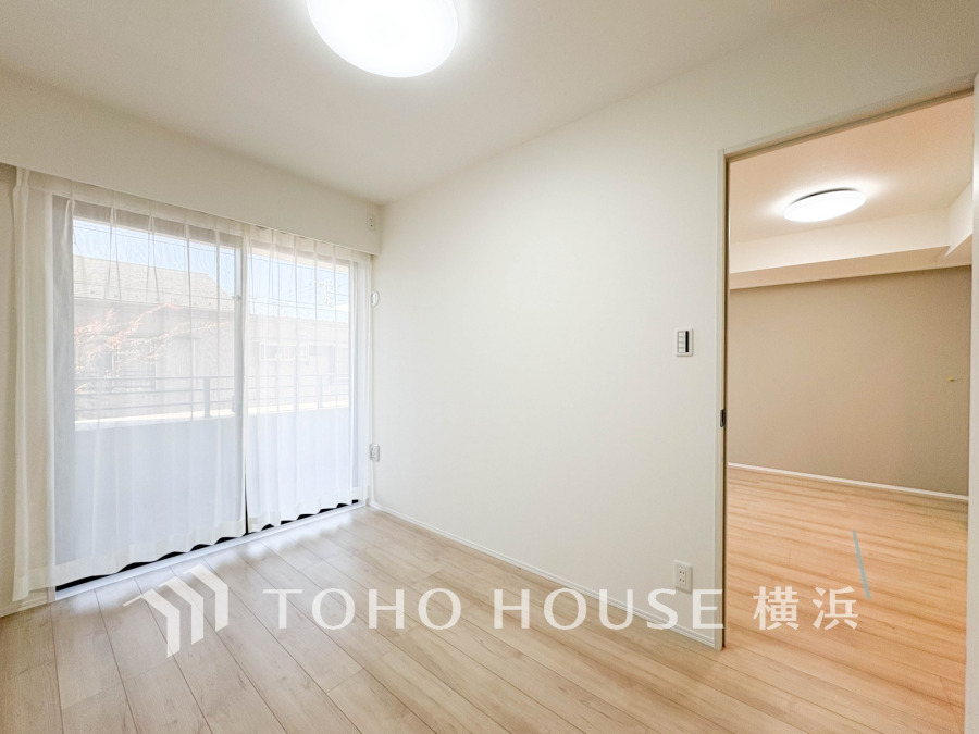 大きな窓から自然光がたっぷり入り、明るく開放的な空間。シンプルで使いやすい居室です。