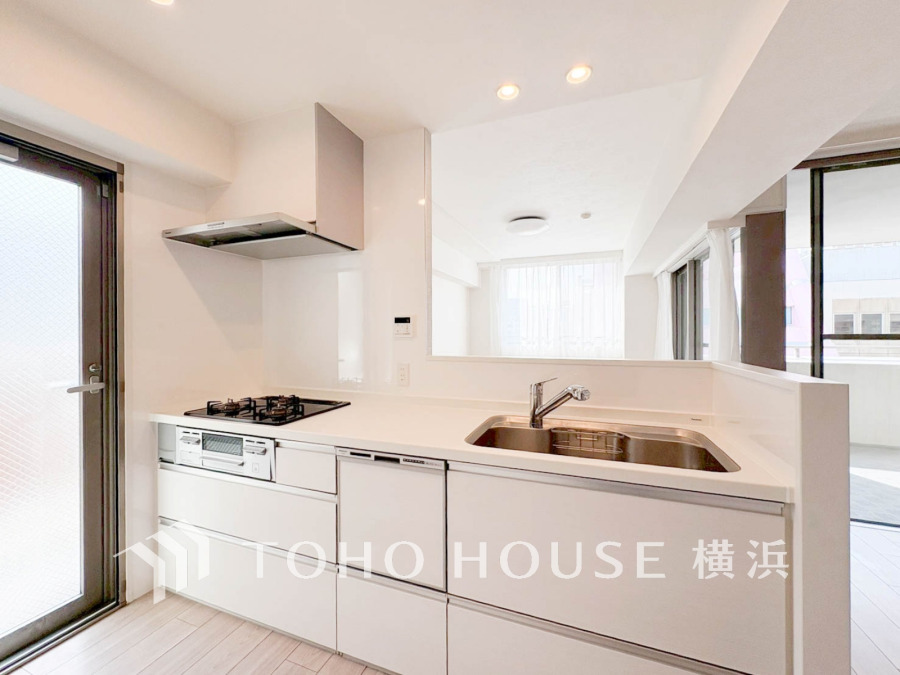 使い勝手の良い設備のキッチンで効率よくお料理もできます。食する料理に家族が舌鼓を打ち自然と笑いが絶えない空気感がそこに広がります。自慢の腕をふるってください。