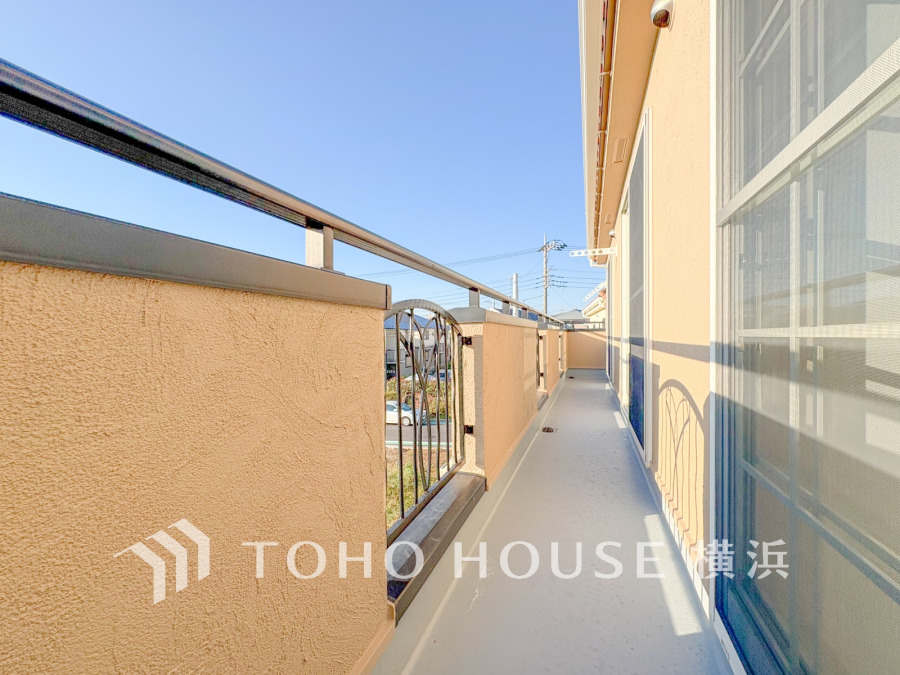 開放感いっぱいの眺望と共に光と風を享受するバルコニー。緑豊かな景観を眺めることができます。