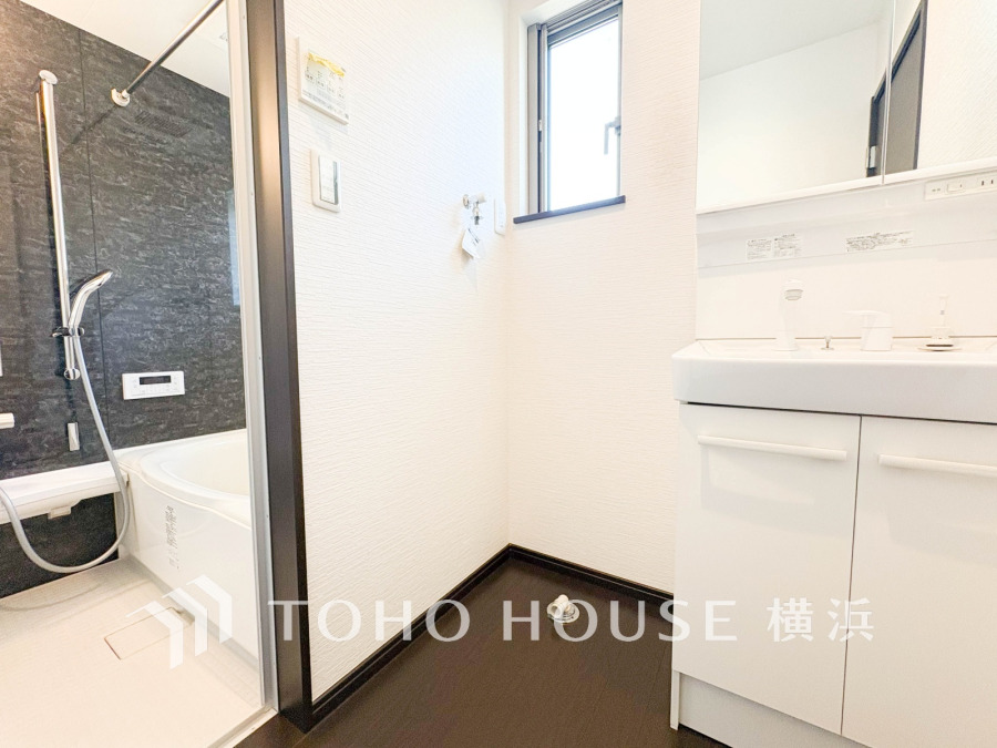 ご家族の1日が始まり、1日の終わりを締めくくる洗面空間。洗濯機を配置しても十分なスペースを確保した設計となっております。