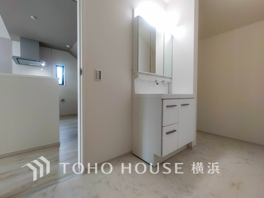 一日の始まりと終わりを心地よく演出し、多彩な機能が備えられたパウダールーム。心地よいリフレッシュ空間。清潔感ある洗面台は身だしなみチェックや肌のお手入れに。タオルやパジャマをしまえるリネン室付き。