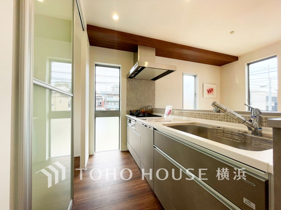 キッチンは大容量のパントリー隣接ですっきりと片付きます。
