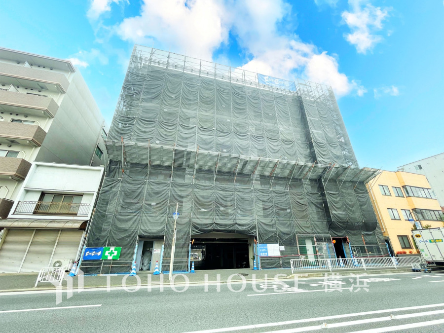 【2026年7月撮影】ふりそそぐ陽射しと開放的な空間形成。青空を背景に更なる美しさを醸す佇まい。暖かな陽光と爽やかな風がハーモニーを奏でる上質な空間を愉しむ暮らしがここにある。