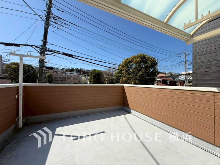 陽当たり良好な広々バルコニー。開放感ある空間で、洗濯物干しやくつろぎの時間を楽しめます。