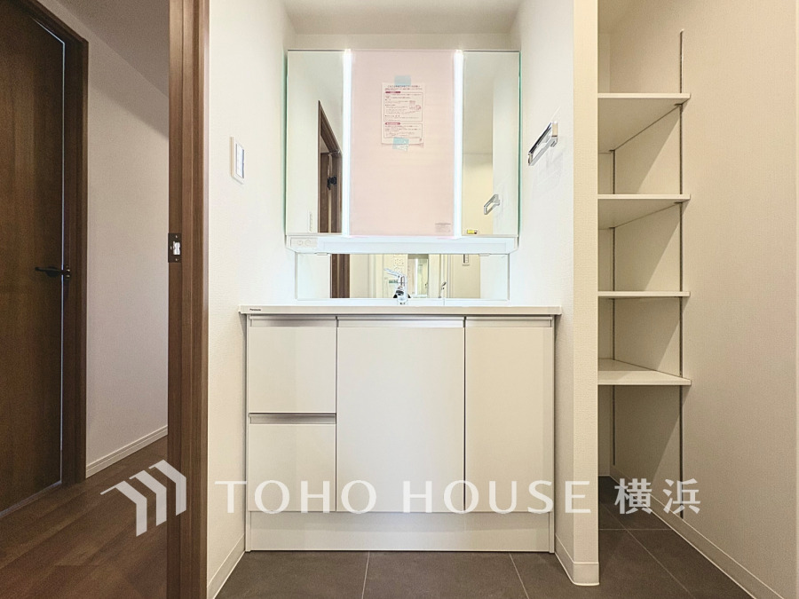 十分な大きさの洗面台は、身だしなみチェックや歯磨きなど、朝の慌ただしい時間でも余裕とゆとりを感じて頂けます。