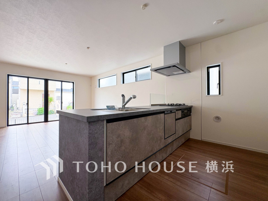 家事動線やリビングとのつながりに配慮し、食事の準備や片付けなどの家事を楽しくするキッチンスペースに仕上げました。毎日使う場所だから気持よく使えて、居心地の良い空間に。