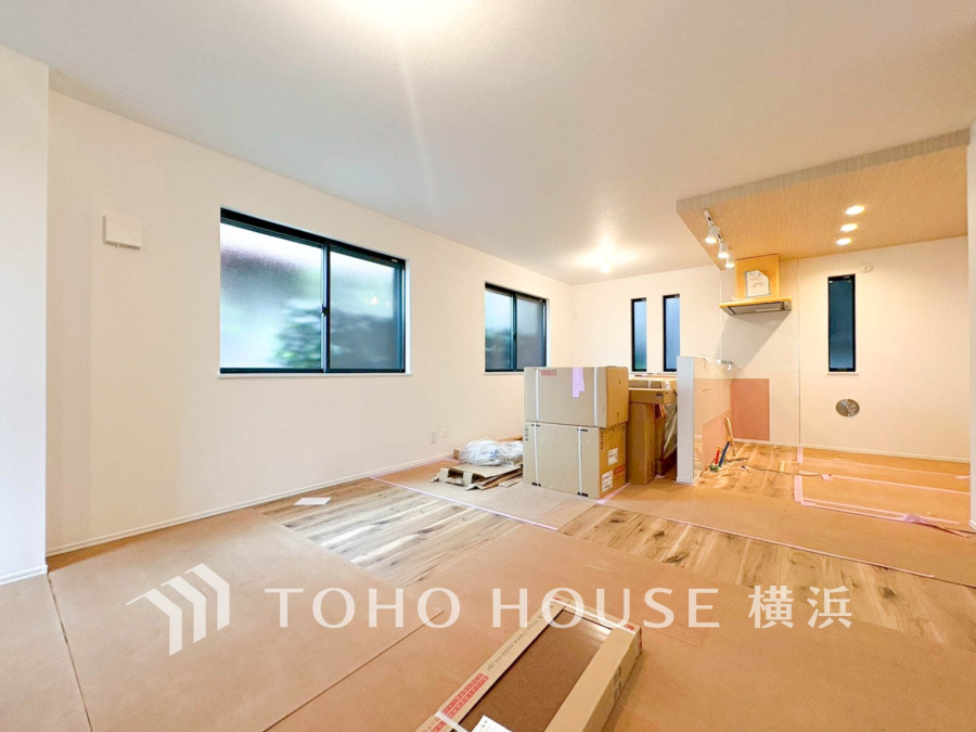 開放的な広さと2面採光がもたらす、光溢れ豊かな居住空間はこの住まいのクオリティを感じさせてくれます。豊かな時間が流れるこの場所に暮す喜び。(2025年10月撮影)